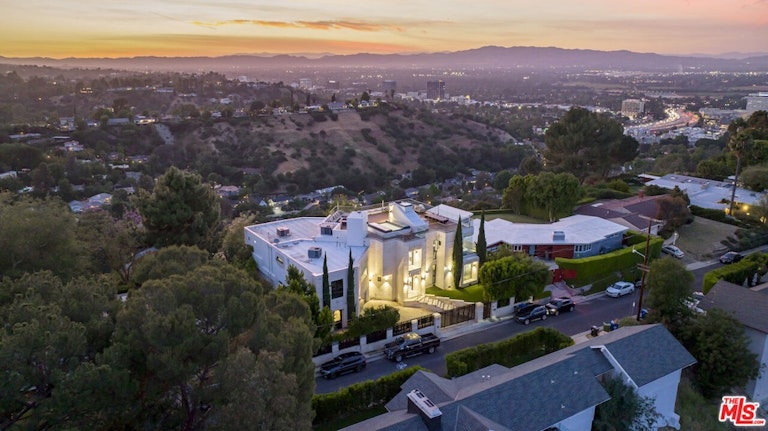 Photo 22 of 25 - 3911 Cody Rd, Sherman Oaks, CA 91403