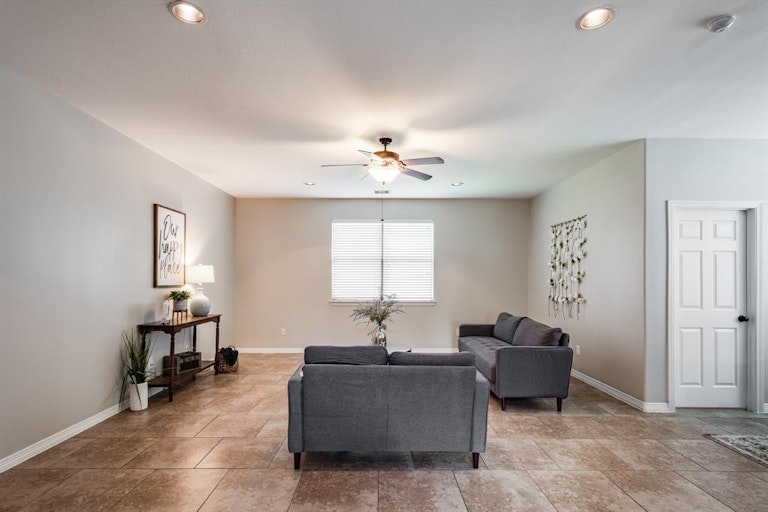 Photo 12 of 37 - 3206 W Trail Dr, Pearland, TX 77584