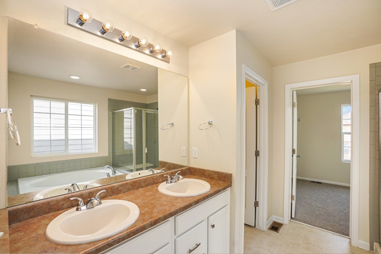 Photo 9 of 19 - 5087 S Versailles Cir, Aurora, CO 80015