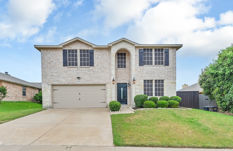 Photo 1 of 27 - 5024 Prestwick Dr, Fort Worth, TX 76135