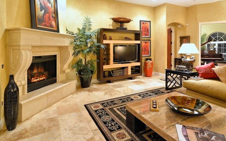 Photo 6 of 22 - 571 Putting Green Ln, Longboat Key, FL 34228