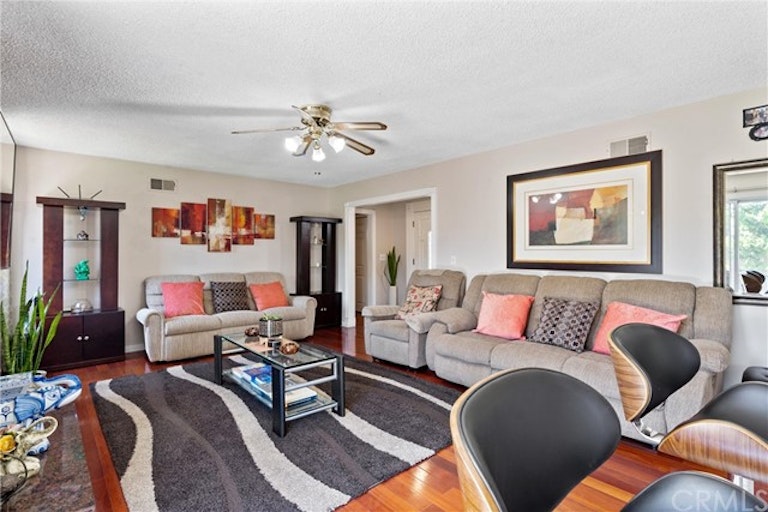 Photo 4 of 14 - 1938 W Chanticleer Rd, Anaheim, CA 92804