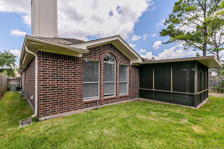Photo 30 of 30 - 1611 Glacier Blue Dr, Fresno, TX 77545