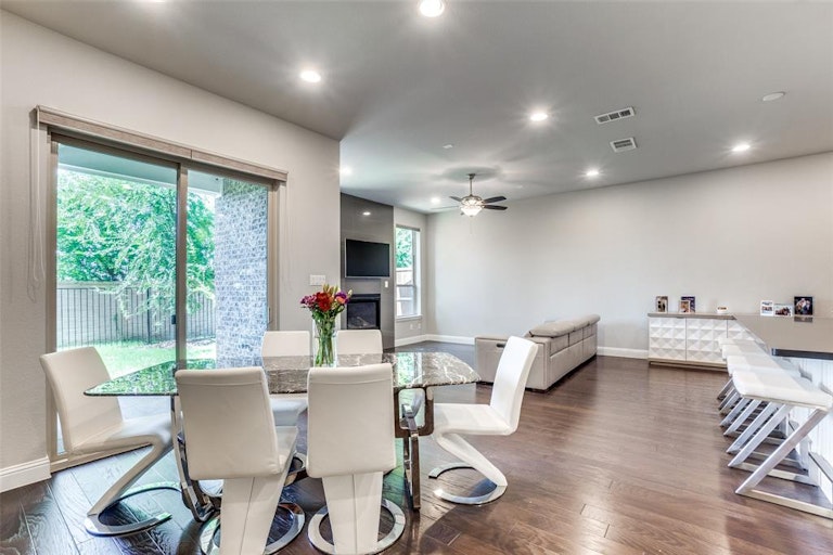Photo 8 of 26 - 8223 Snapdragon Way, Dallas, TX 75252
