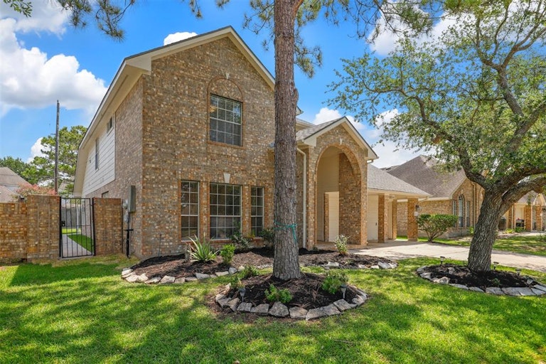 Photo 1 of 35 - 3603 Beacon Hill Dr, Pearland, TX 77584