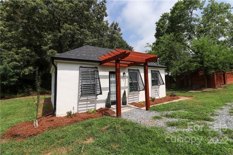 Photo 3 of 16 - 1007 Rainbow Dr, Kannapolis, NC 28081