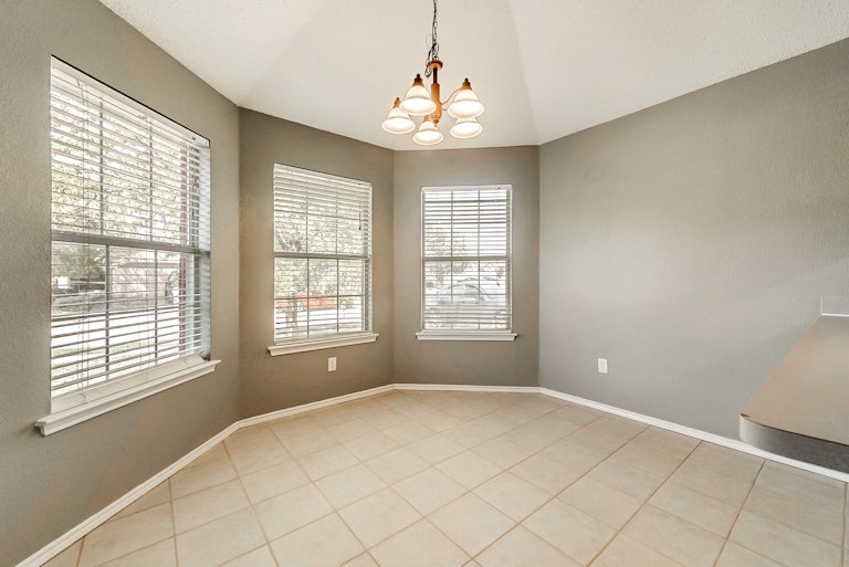 Photo 4 of 27 - 8954 Rushing River Dr, Fort Worth, TX 76118