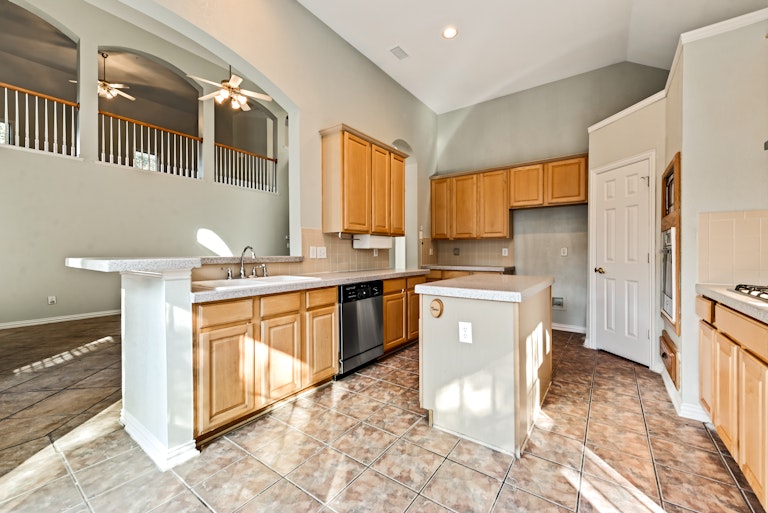 Photo 3 of 31 - 3612 Amber Hills Dr, Dallas, TX 75287