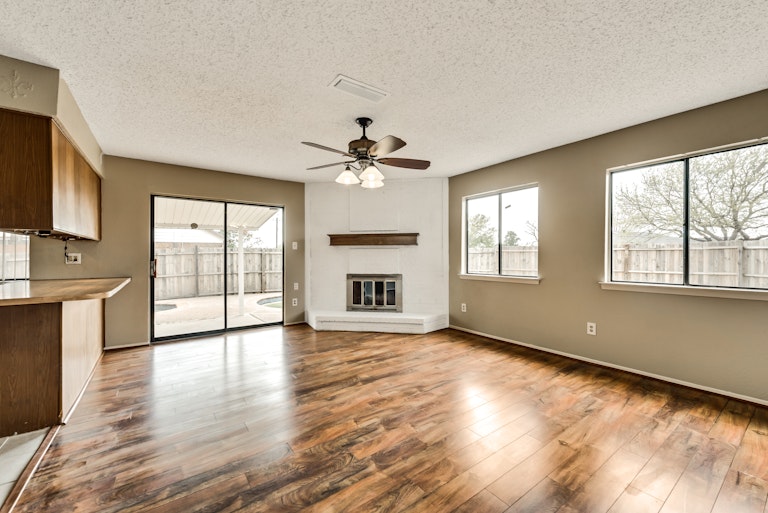 Photo 13 of 24 - 18707 Bilbrook Ln, Dallas, TX 75287