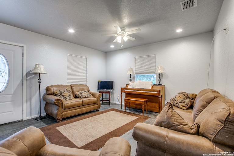 Photo 6 of 21 - 451 Ferris Ave, San Antonio, TX 78220