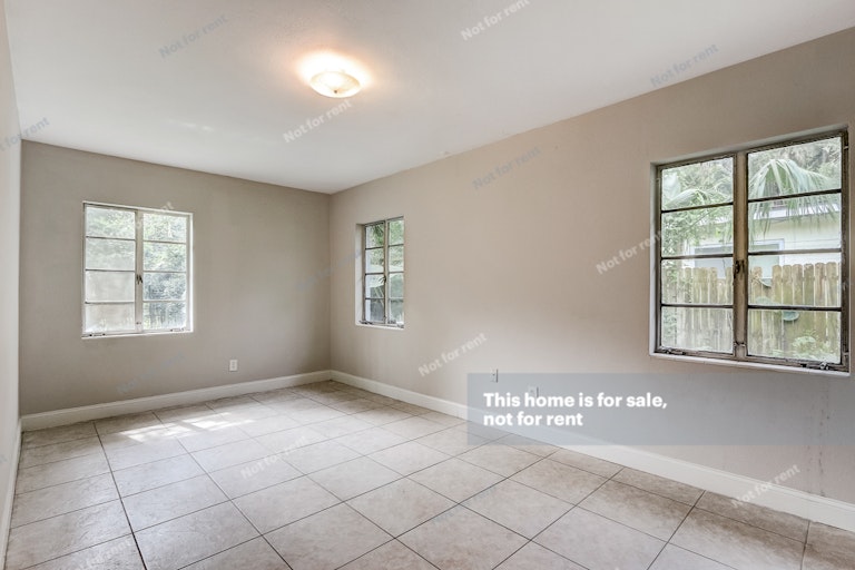Photo 9 of 32 - 6438 Swallow Cove Rd, Jacksonville, FL 32211