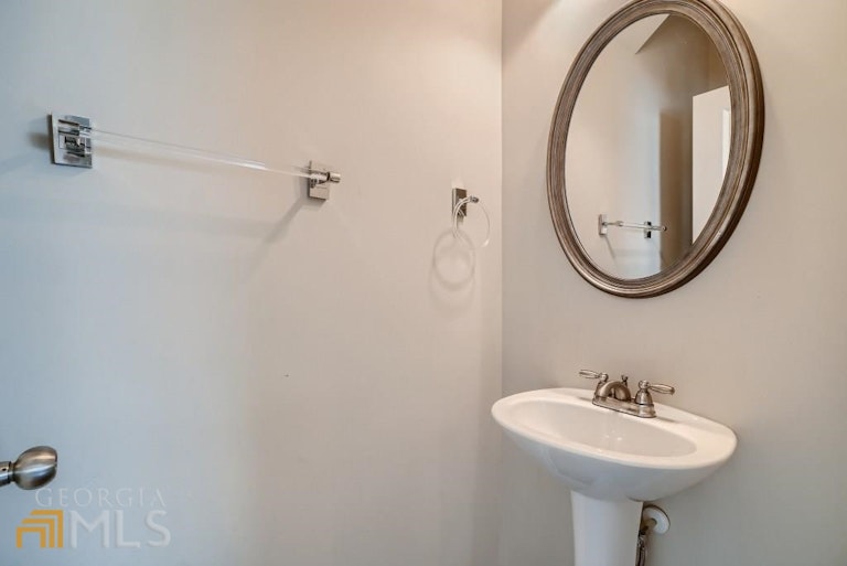 Photo 10 of 26 - 410 Holdings Dr, Lawrenceville, GA 30044