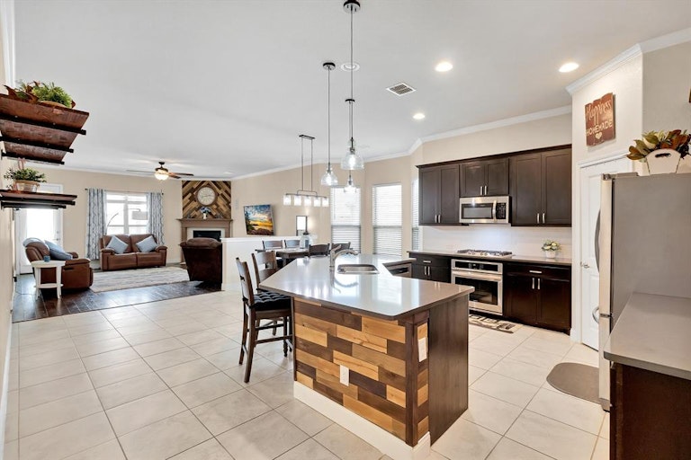 Photo 9 of 23 - 5901 Humber Ln, Aubrey, TX 76227
