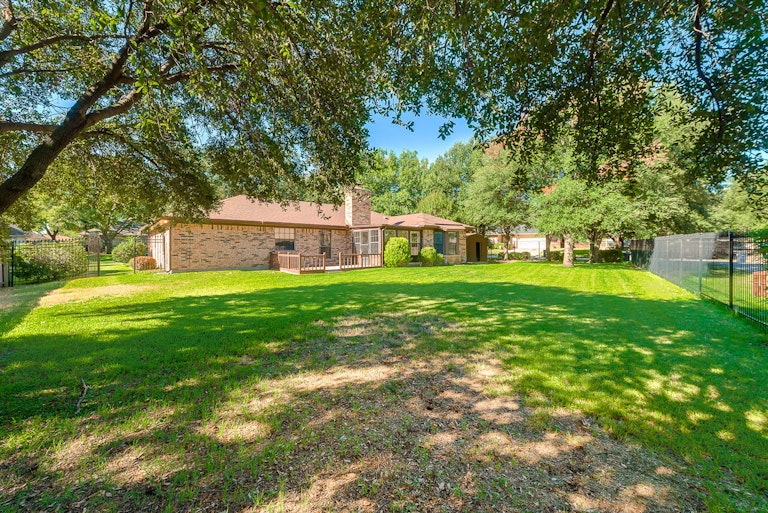 Photo 2 of 24 - 4720 Yellowleaf Dr, Fort Worth, TX 76133