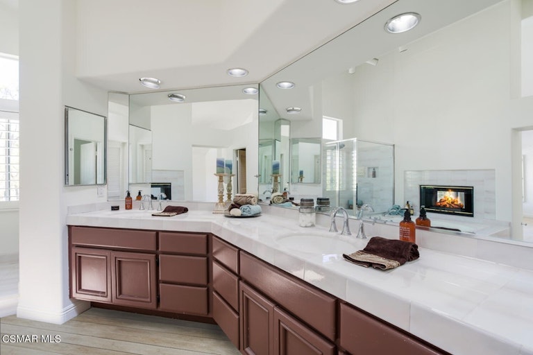 Photo 19 of 31 - 617 Breckenridge Pl, Simi Valley, CA 93065