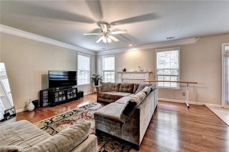 Photo 17 of 38 - 342 Rutlidge Park Ln, Suwanee, GA 30024