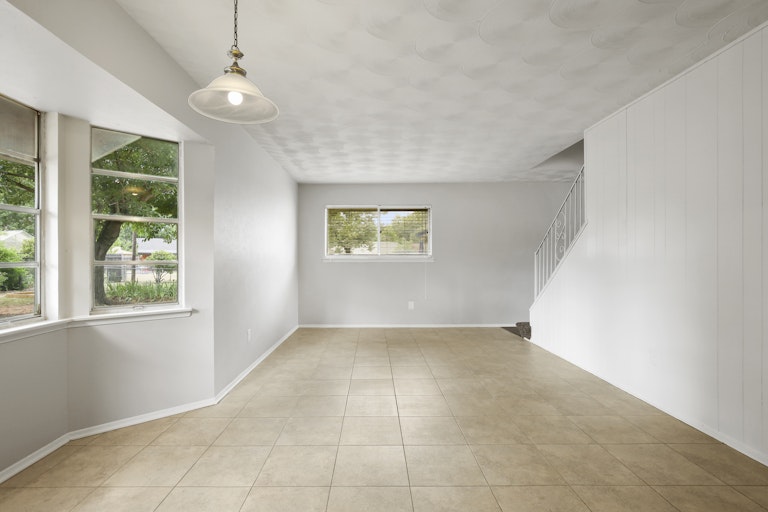 Photo 11 of 25 - 309 Jasmine Ct, Burleson, TX 76028