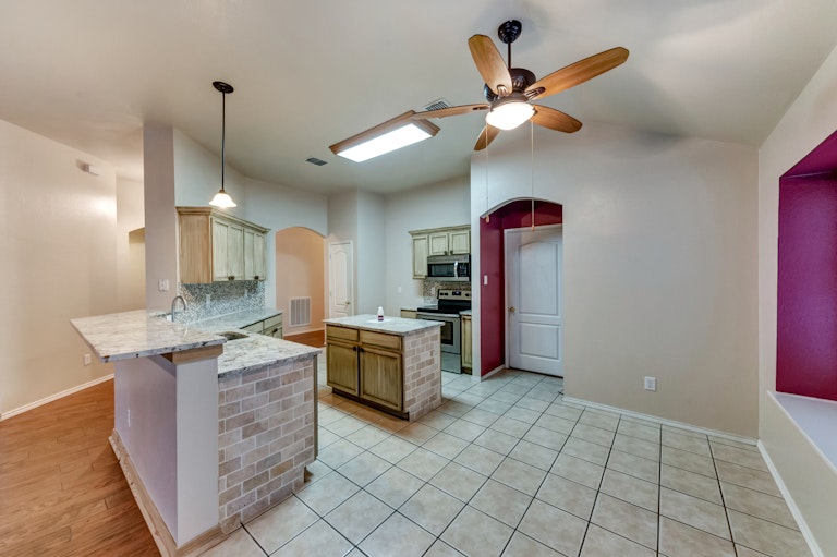 Photo 7 of 27 - 10412 Hogan Dr, Benbrook, TX 76126