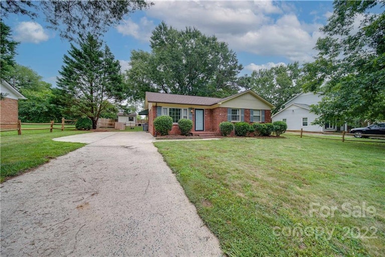 Photo 5 of 47 - 5802 Hillcrest Cir, Indian Trail, NC 28079