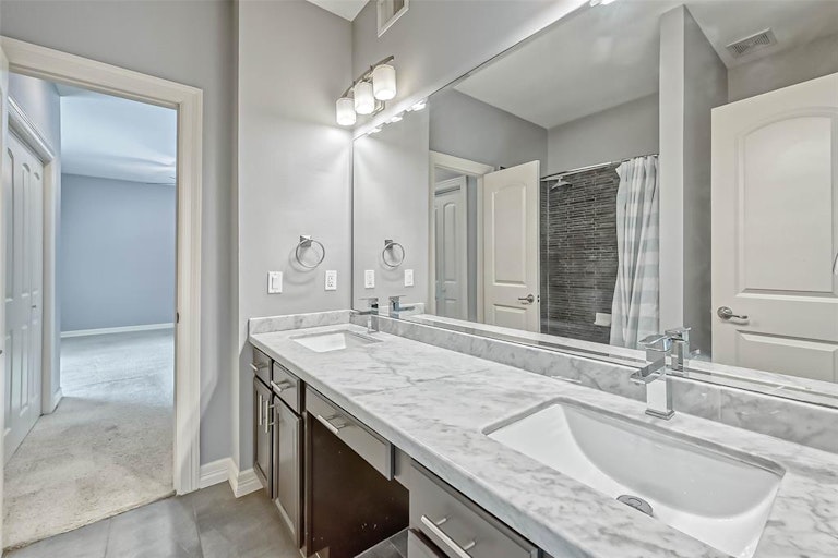 Photo 12 of 21 - 3501 Chenevert St #17, Houston, TX 77004