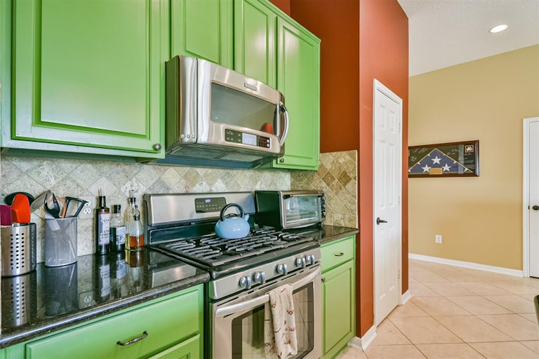 Photo 17 of 41 - 3111 Genessee Creek Ln, Friendswood, TX 77546