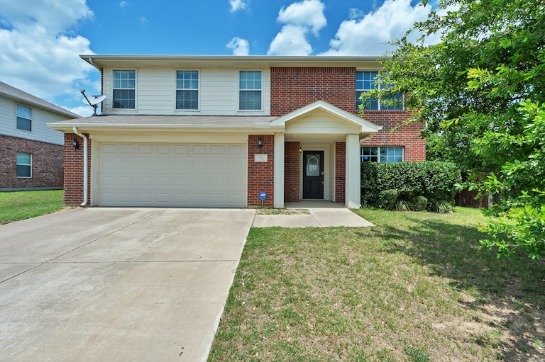Photo 1 of 28 - 732 Partridge Dr, Fort Worth, TX 76131