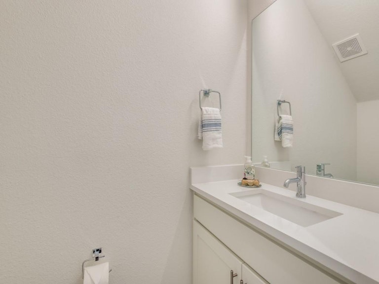Photo 17 of 23 - 126 Garden Ct W, Arlington, TX 76013