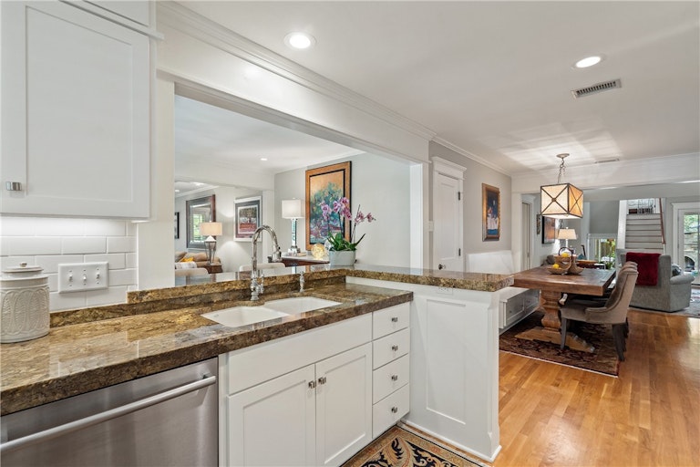 Photo 19 of 39 - 2901 Clearview Dr, Austin, TX 78703