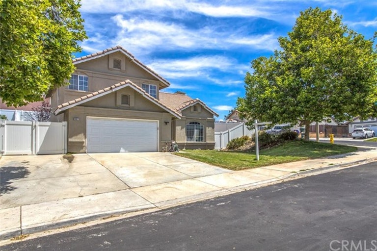 Photo 2 of 30 - 33972 Enoch Ave, Yucaipa, CA 92399