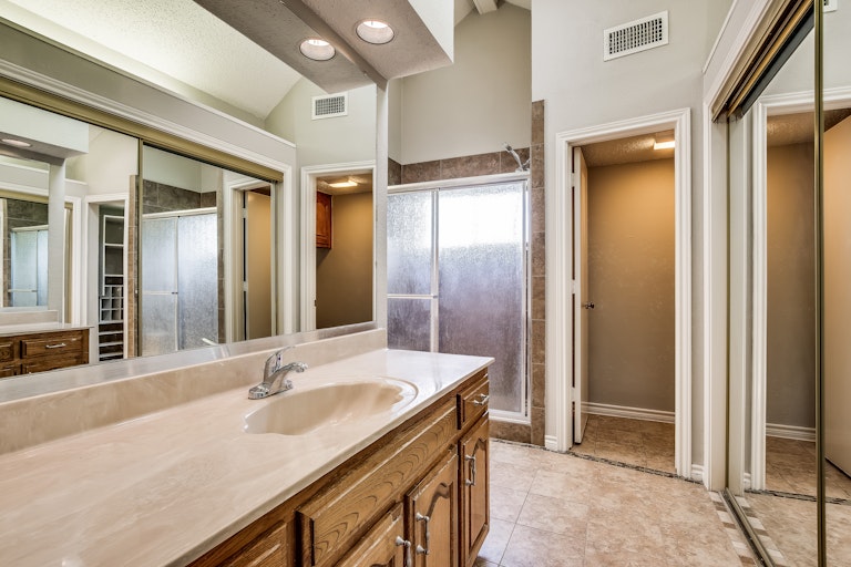 Photo 19 of 27 - 2618 Meadowridge Dr, Garland, TX 75044