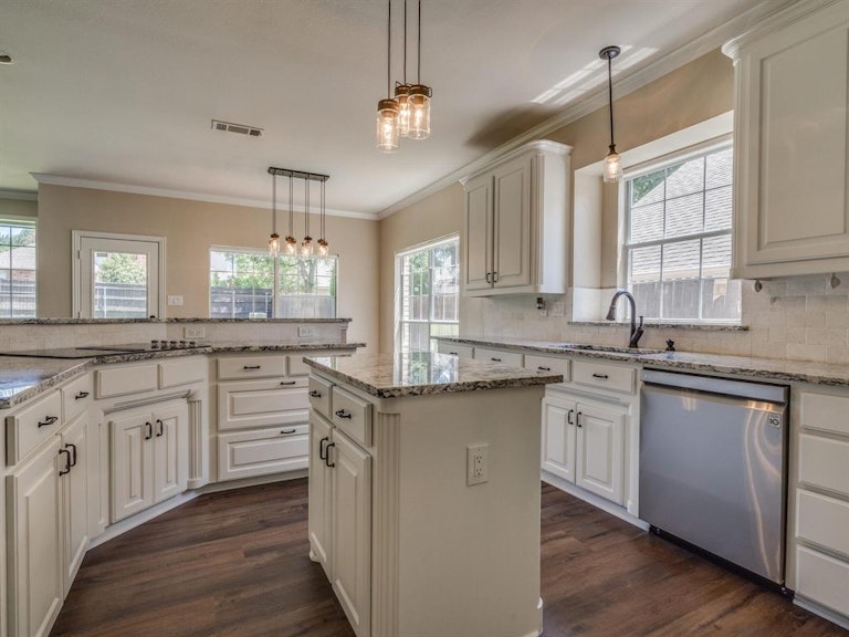 Photo 12 of 32 - 2524 Oak Brook Dr, Bedford, TX 76021