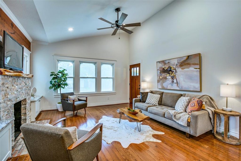 Photo 9 of 38 - 724 W Melwood St, Houston, TX 77009