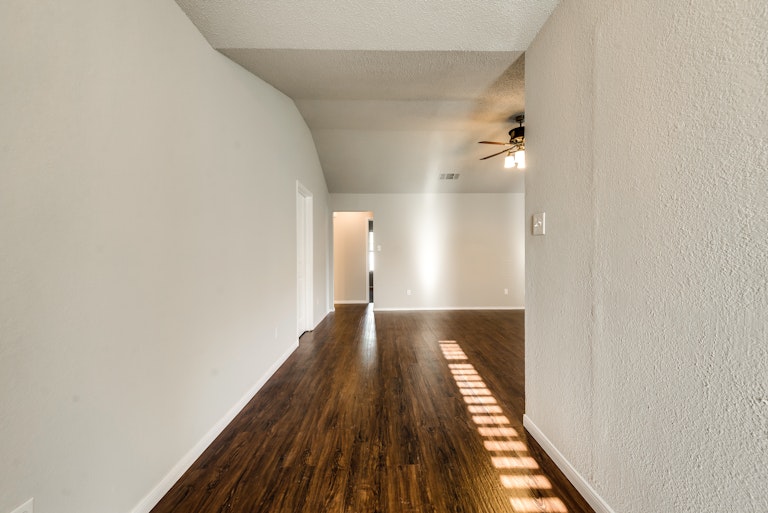 Photo 12 of 28 - 2039 Angelica Way, Dallas, TX 75217