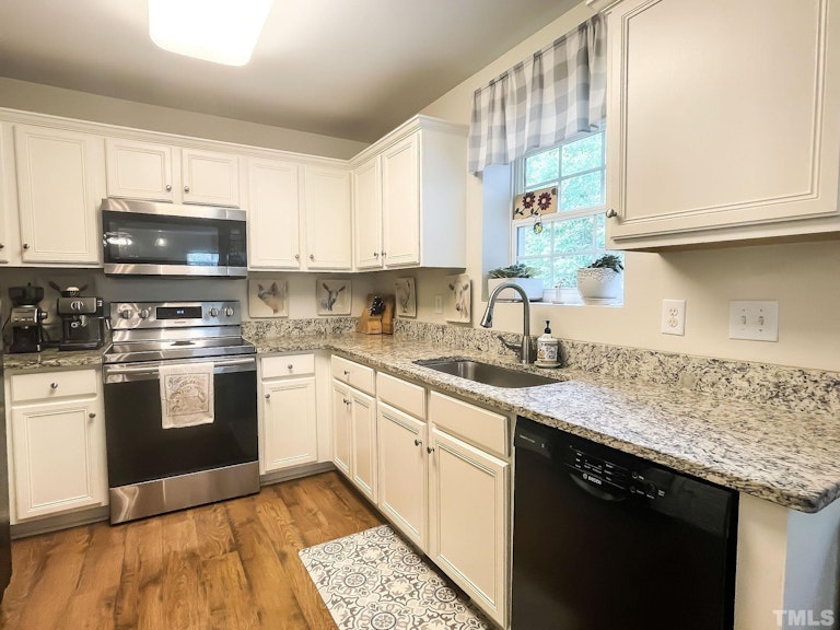Photo 5 of 21 - 2408 Summit Dr, Hillsborough, NC 27278