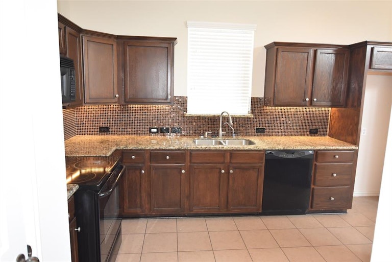 Photo 11 of 34 - 20010 Queens Oak Ct, Spring, TX 77379