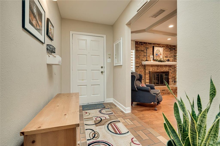 Photo 4 of 29 - 2609 Still Meadow Rd, Irving, TX 75060