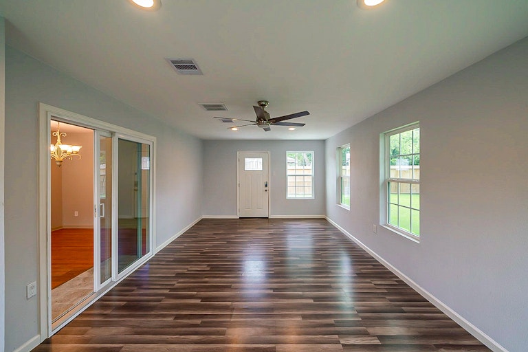 Photo 12 of 32 - 105 Greenshire Dr, League City, TX 77573
