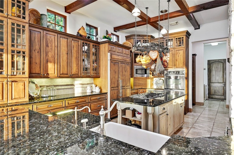 Photo 17 of 39 - 112 Edgewater Cv, Lakeway, TX 78734