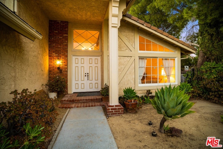 Photo 5 of 53 - 18502 Entrada Ct, Porter Ranch, CA 91326