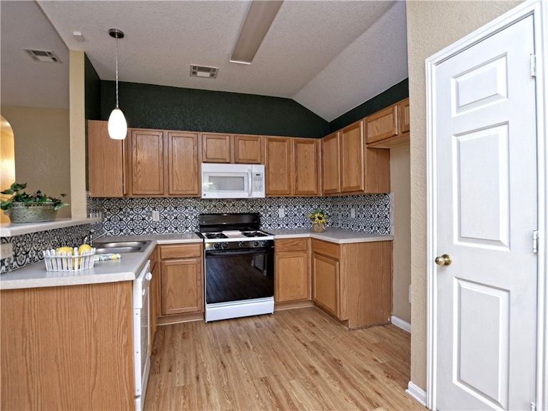 Photo 11 of 30 - 300 Katy Xing, Georgetown, TX 78626
