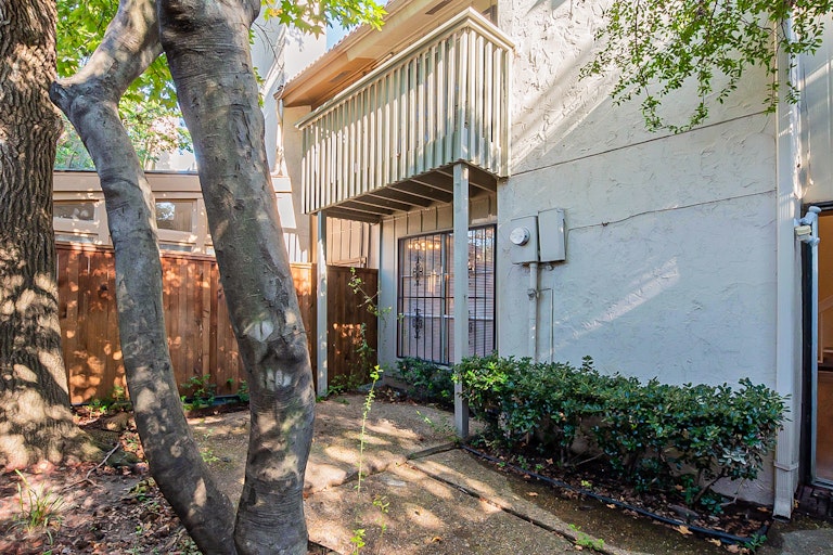 Photo 7 of 25 - 9326 Emberglow Ln, Dallas, TX 75243