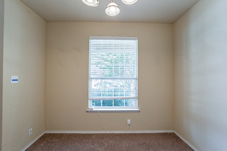 Photo 11 of 25 - 8931 Hubbard Hl, San Antonio, TX 78254