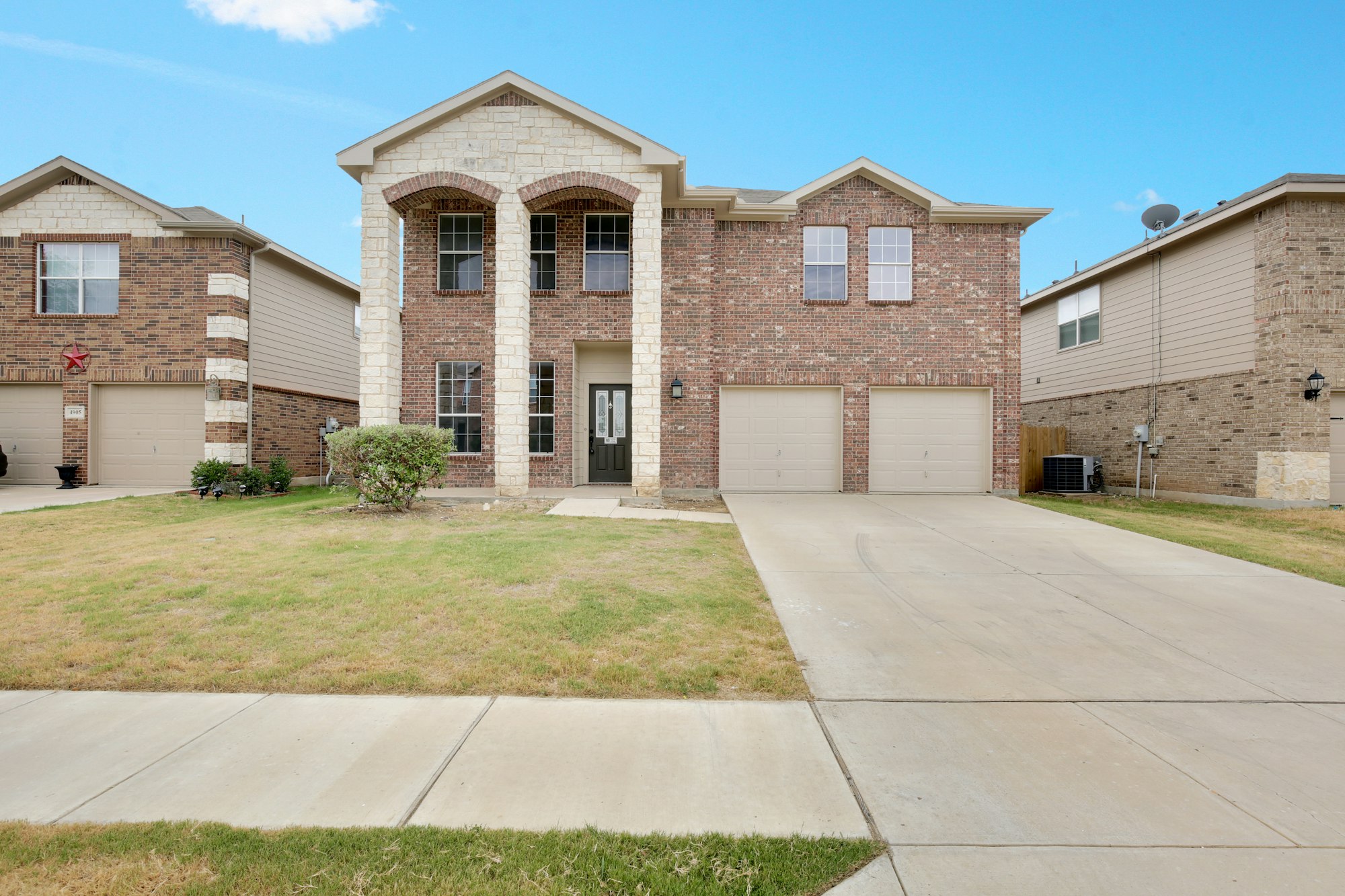 Photo 1 of 38 - 4909 Blue Top Dr, Fort Worth, TX 76179