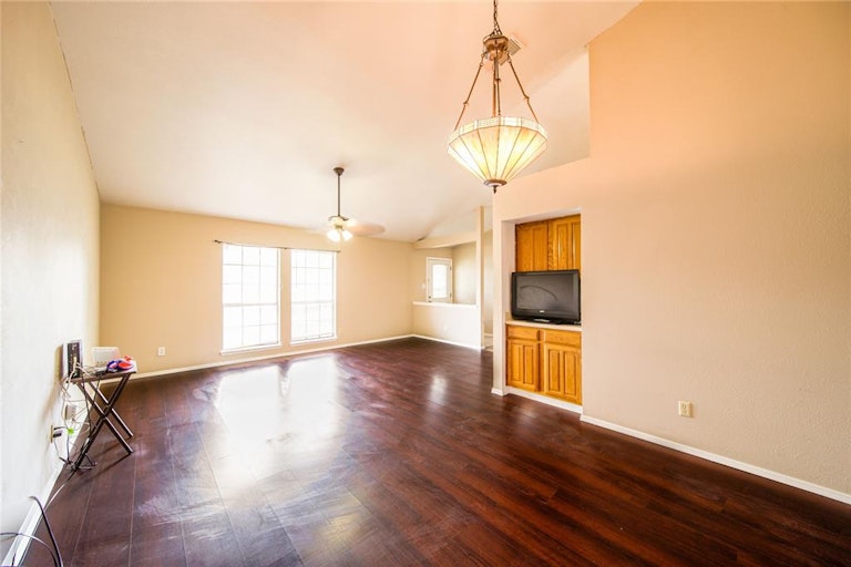 Photo 18 of 31 - 2031 Kenneth Hopper Dr, Mesquite, TX 75149