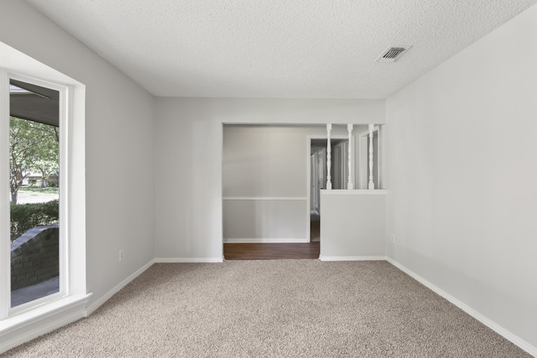 Photo 12 of 26 - 142 Bailey Dr, Desoto, TX 75115