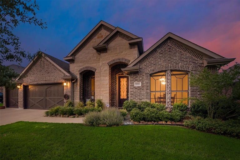 Photo 1 of 38 - 2222 Fallbrooke Dr, Grand Prairie, TX 75050