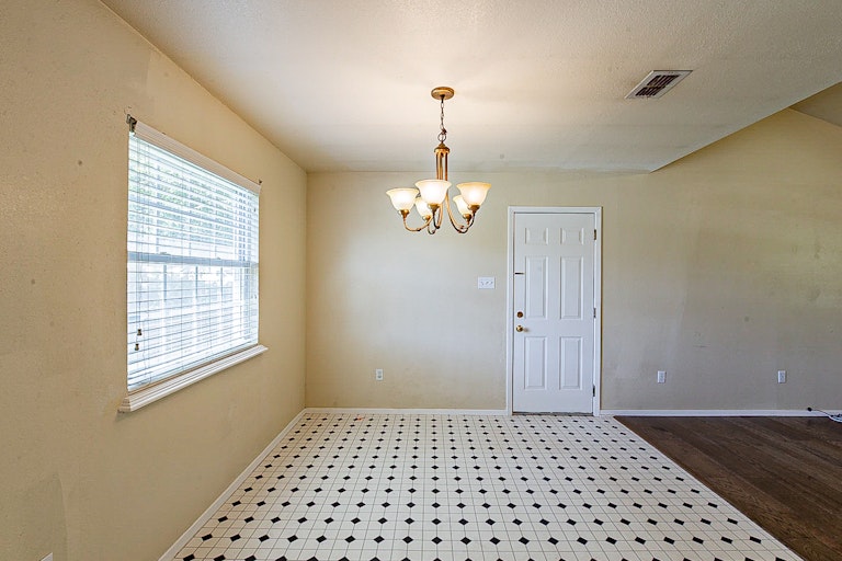 Photo 9 of 19 - 404 Murchison St, Farmersville, TX 75442