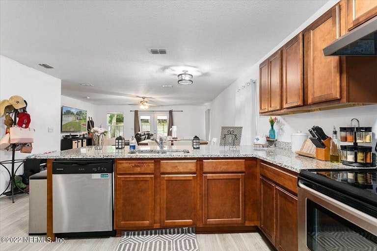 Photo 7 of 17 - 4507 Glendas Meadow Dr, Jacksonville, FL 32210