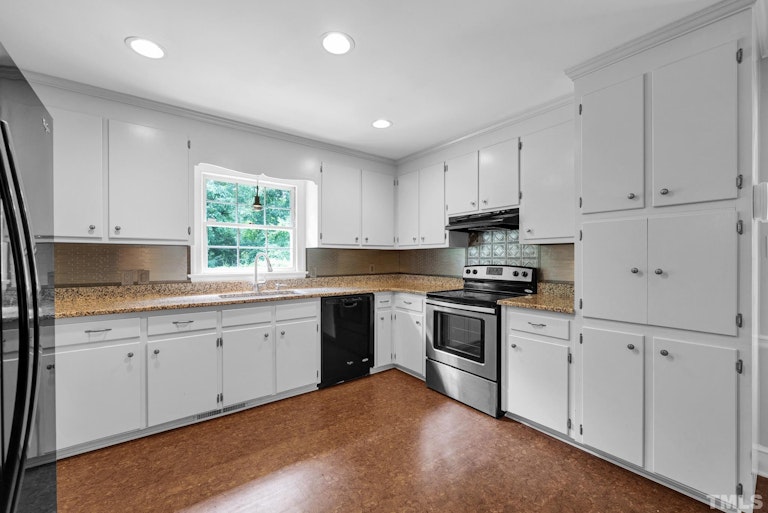 Photo 5 of 18 - 6716 Candlewood Dr, Raleigh, NC 27612