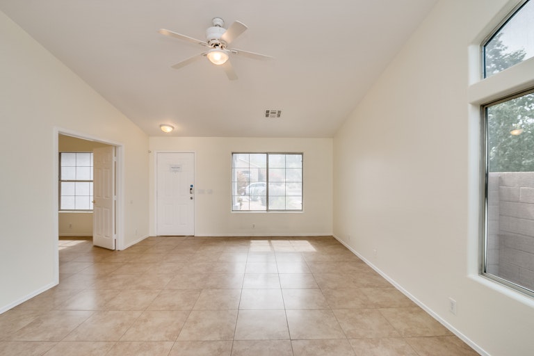 Photo 11 of 23 - 906 E Gary Ln, Phoenix, AZ 85042
